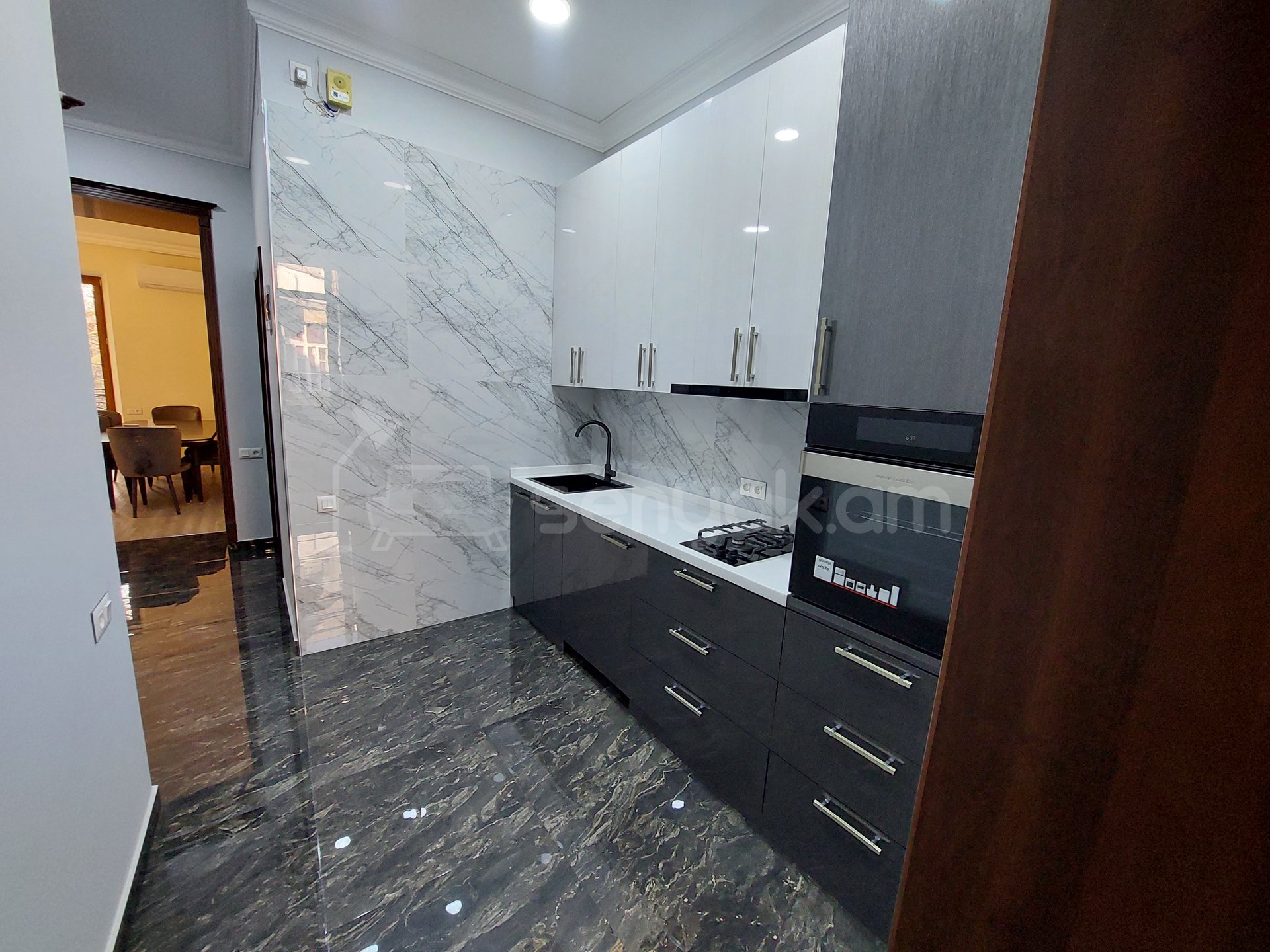 2 Սենյականոց Բնակարան Քարե Շենքում, 90քմ, 3/5 հարկ, Դիզայներական Վերանորոգված, Կահավորված, Արևկող