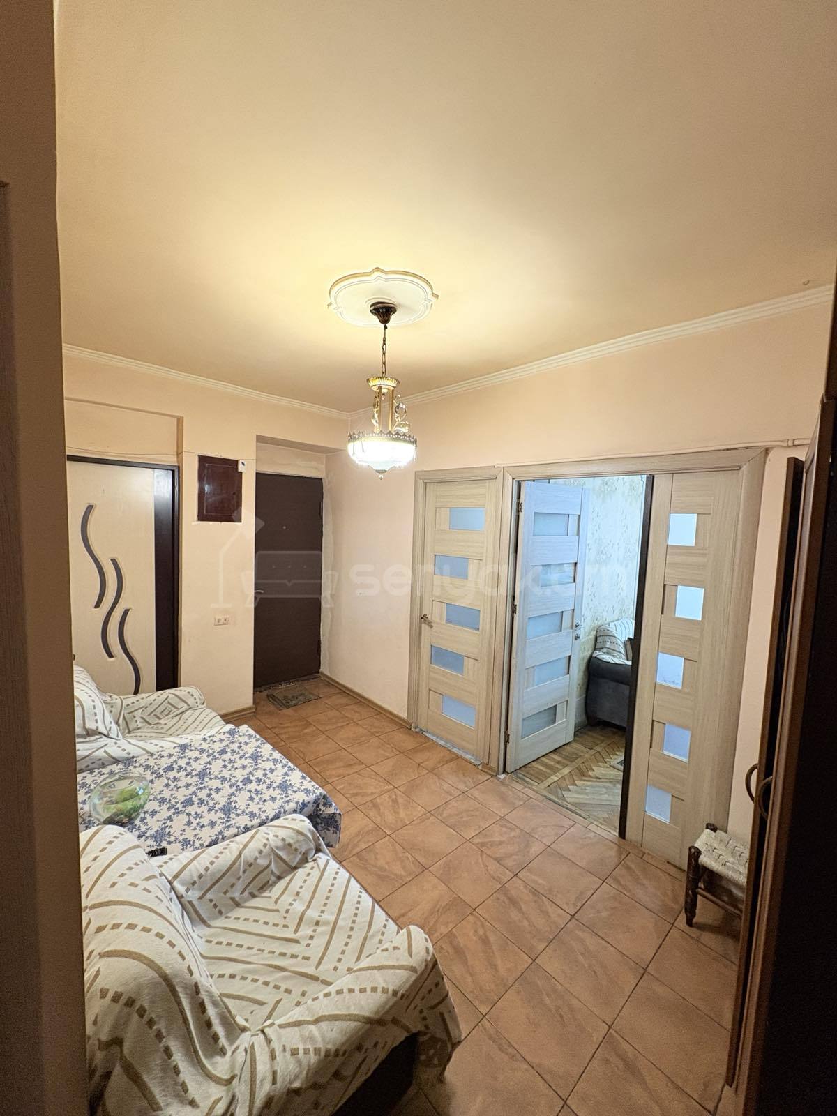 4 Սենյականոց Բնակարան Քարե Շենքում, 94քմ, 2/5 հարկ, Նորմալ Վիճակում