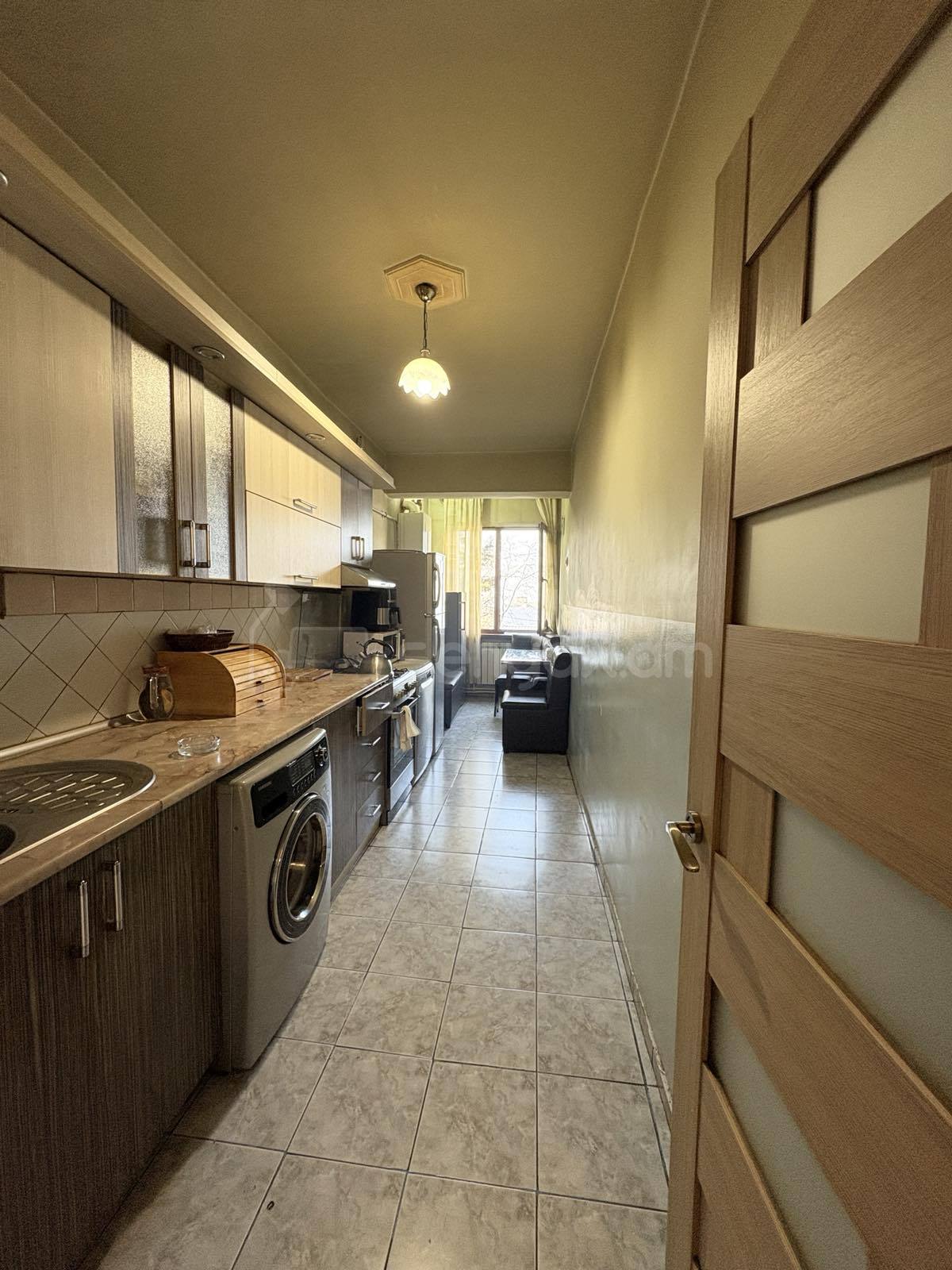 4 Սենյականոց Բնակարան Քարե Շենքում, 94քմ, 2/5 հարկ, Նորմալ Վիճակում