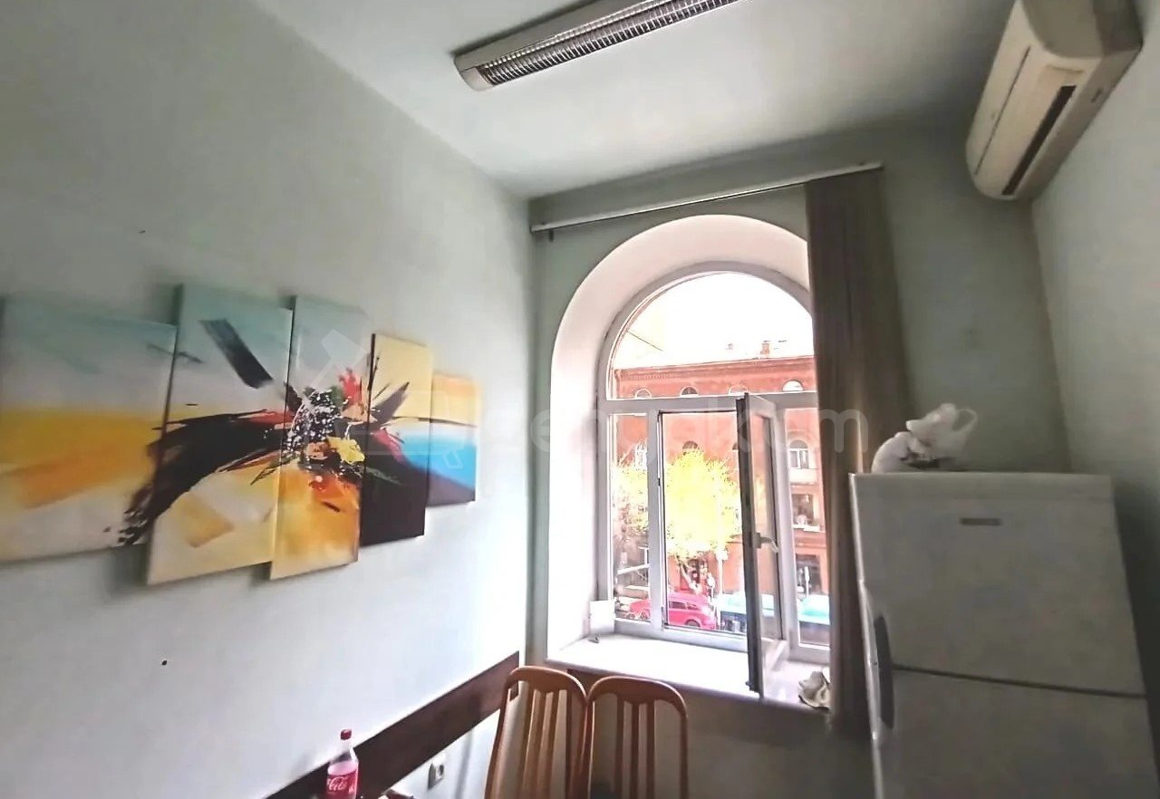 1 Սենյականոց Բնակարան Քարե Շենքում, 34քմ, 3/4 հարկ, Նորմալ Վիճակում