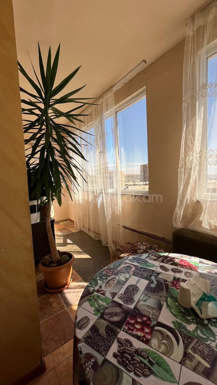 4 Սենյականոց Բնակարան Քարե Շենքում, 92քմ, 5/5 հարկ, Պետական Վիճակում