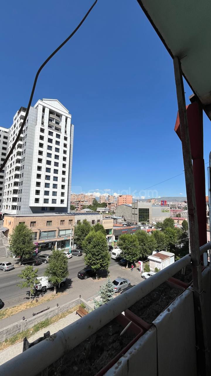 4 Սենյականոց Բնակարան Քարե Շենքում, 92քմ, 5/5 հարկ, Պետական Վիճակում