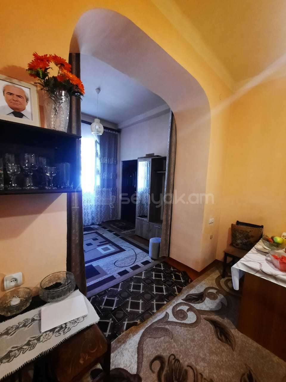 2 Սենյականոց Բնակարան Քարե Շենքում, 43քմ, 1/2 հարկ, Նորմալ Վիճակում