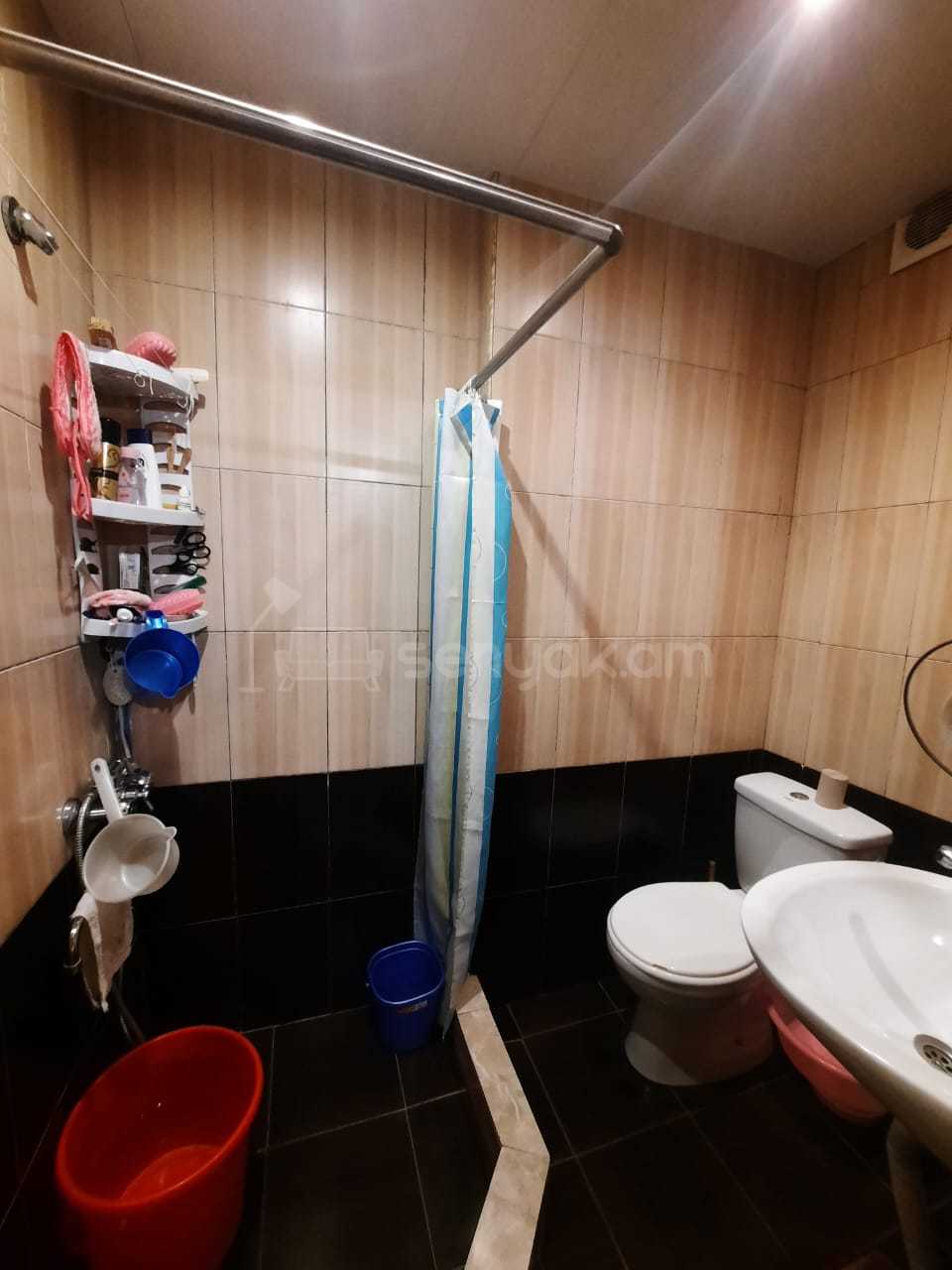 2 Սենյականոց Բնակարան Քարե Շենքում, 43քմ, 1/2 հարկ, Նորմալ Վիճակում