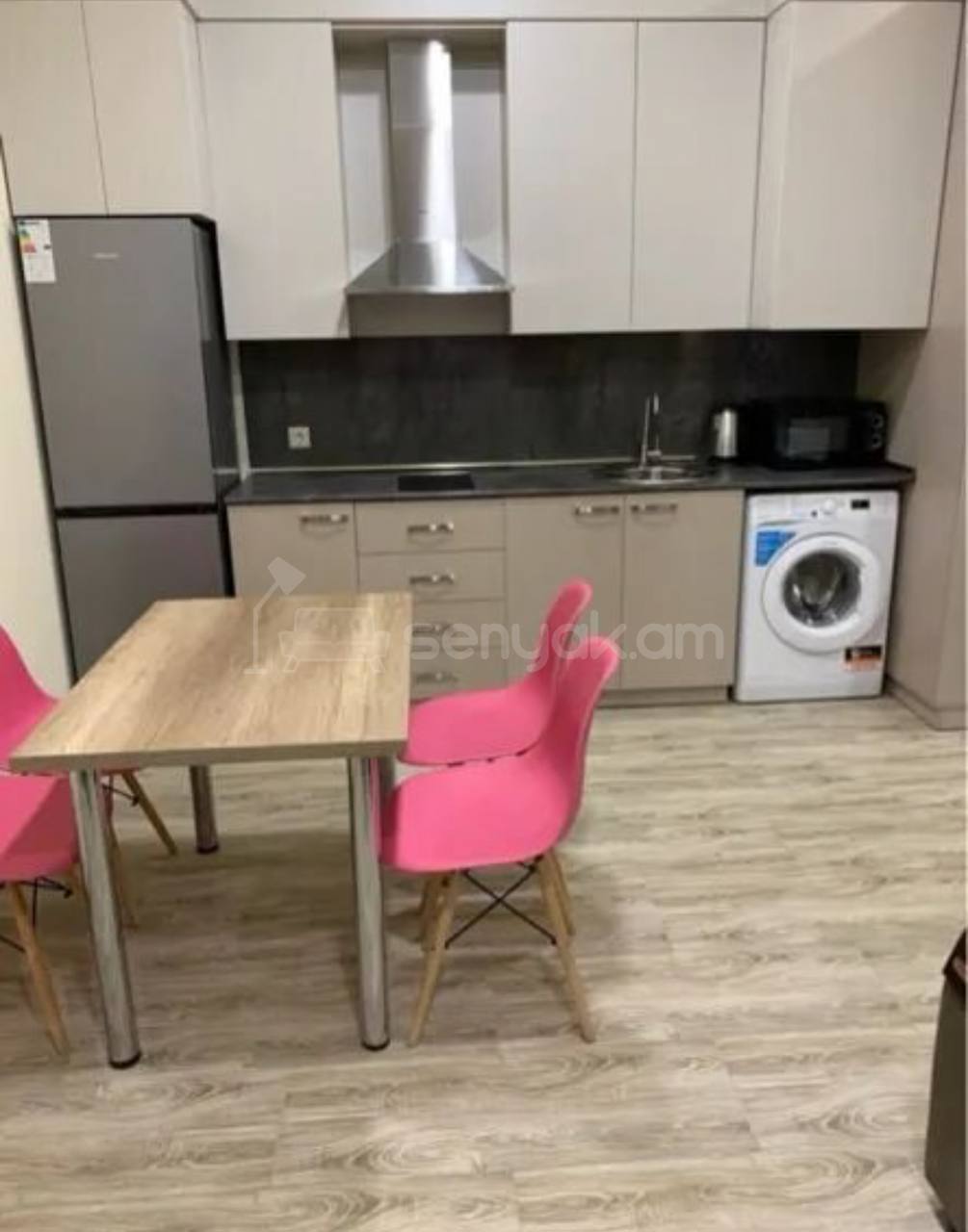 3 Սենյականոց Բնակարան Քարե Շենքում, 60քմ, 1/4 հարկ, Նորմալ Վիճակում, Կահավորված, Արևկող