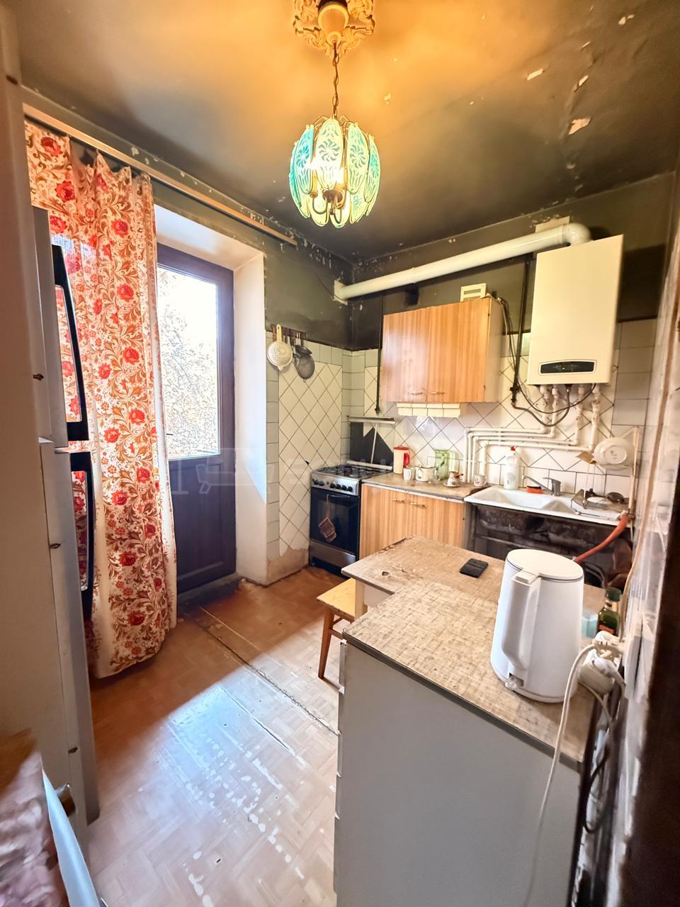 3 Սենյականոց Բնակարան Քարե Շենքում, 75քմ, 4/5 հարկ, Պետական Վիճակում