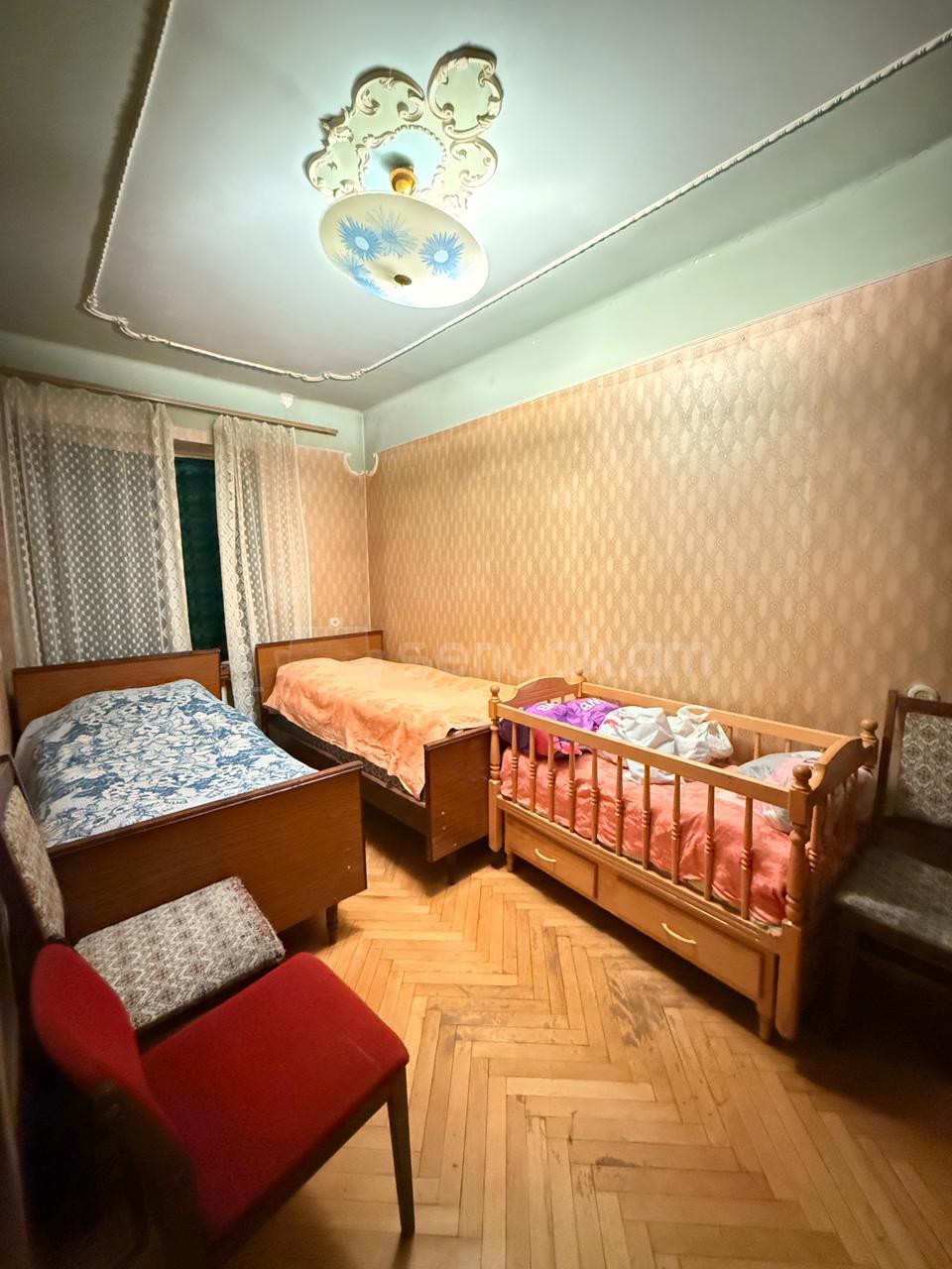 3 Սենյականոց Բնակարան Քարե Շենքում, 75քմ, 4/5 հարկ, Պետական Վիճակում