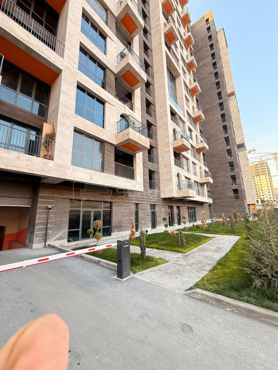 4 Սենյականոց Բնակարան, 105քմ, 2/18 հարկ, Զրոյական Վիճակում