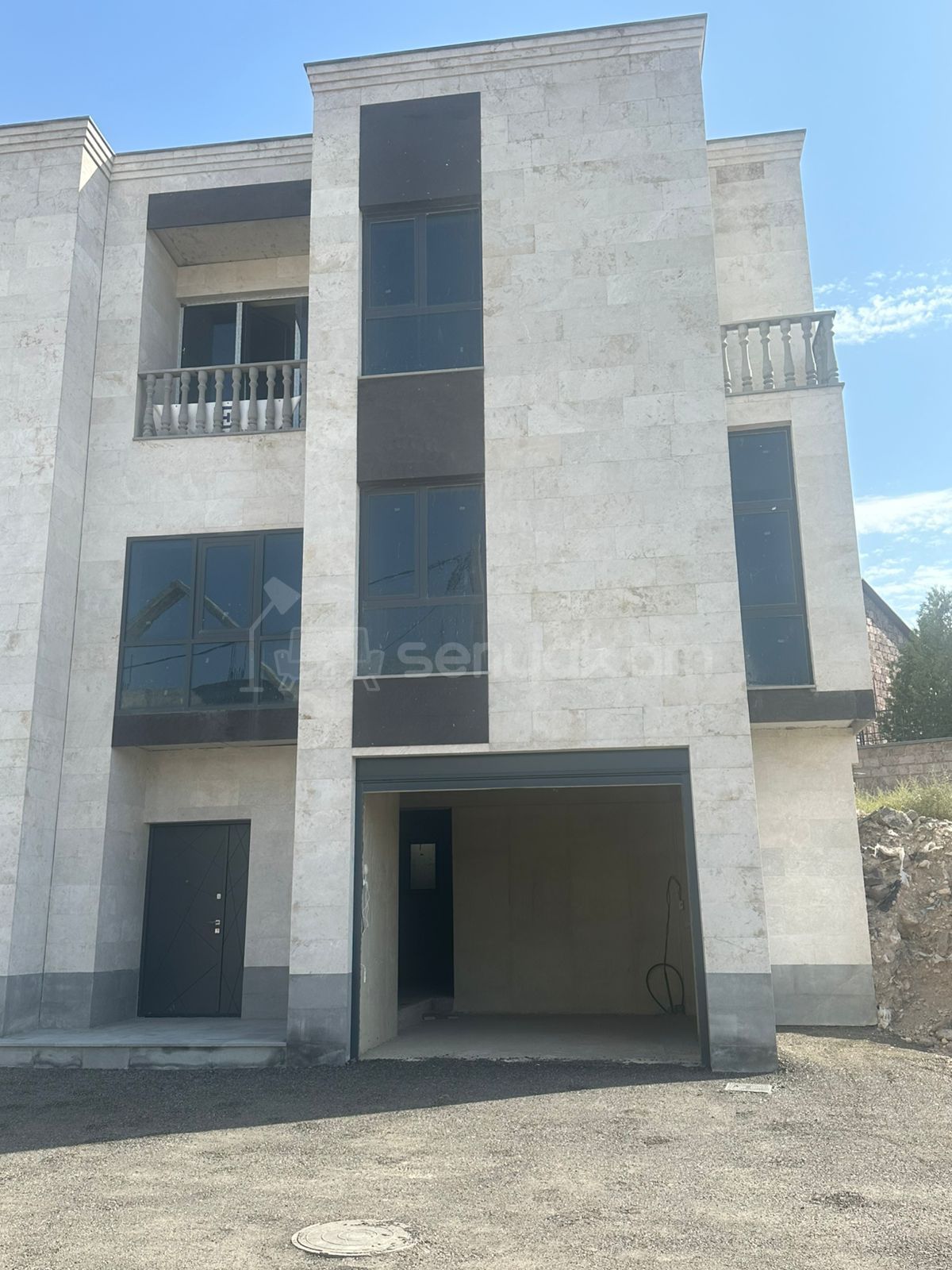 5 Սենյականոց Շքեղ Առանձնատուն, 256քմ, Ավտոտնակով