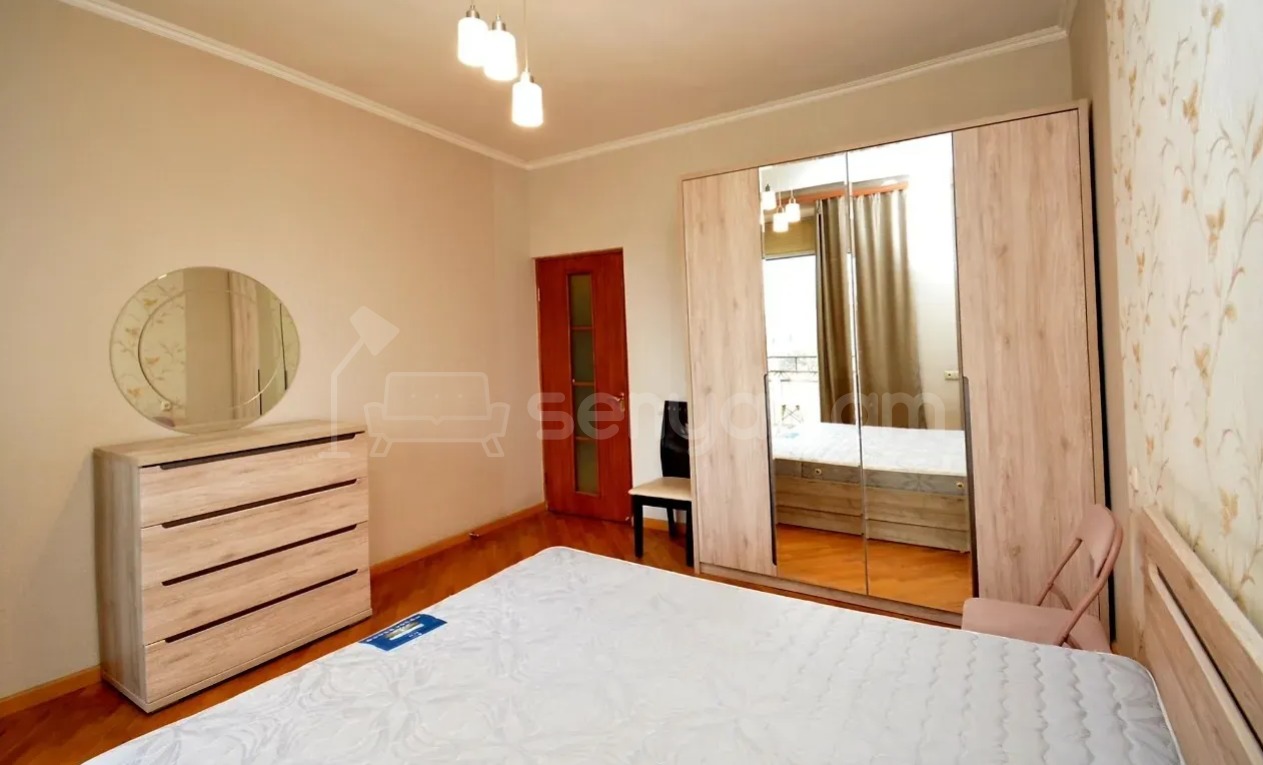 2 Սենյականոց Բնակարան Քարե Շենքում, 67քմ, 4/5 հարկ, Կապիտալ Վերանորոգված