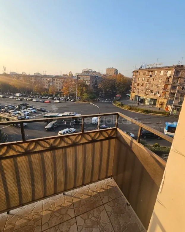 2 Սենյականոց Բնակարան Քարե Շենքում, 67քմ, 4/5 հարկ, Կապիտալ Վերանորոգված