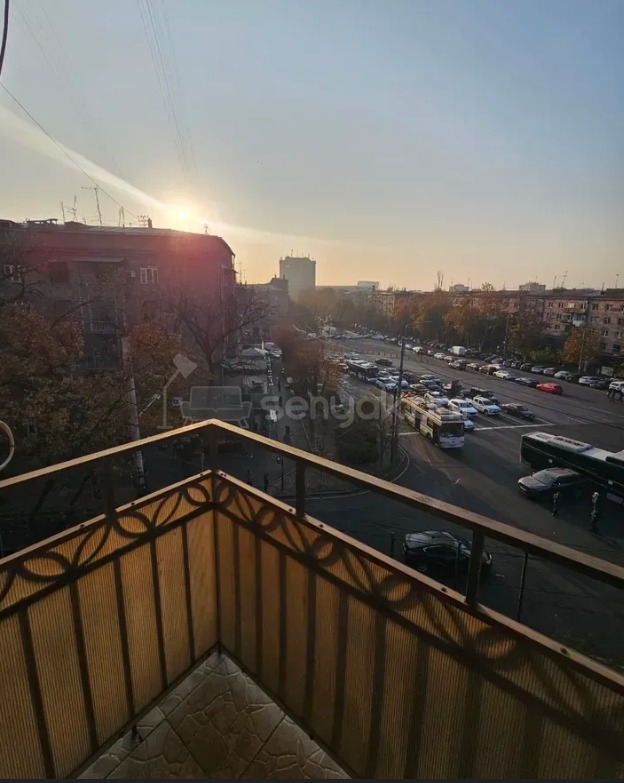 2 Սենյականոց Բնակարան Քարե Շենքում, 67քմ, 4/5 հարկ, Կապիտալ Վերանորոգված