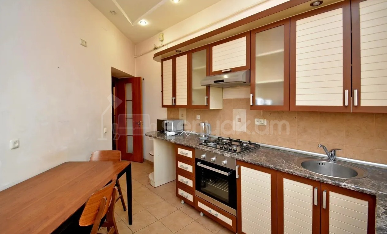 2 Սենյականոց Բնակարան Քարե Շենքում, 67քմ, 4/5 հարկ, Կապիտալ Վերանորոգված