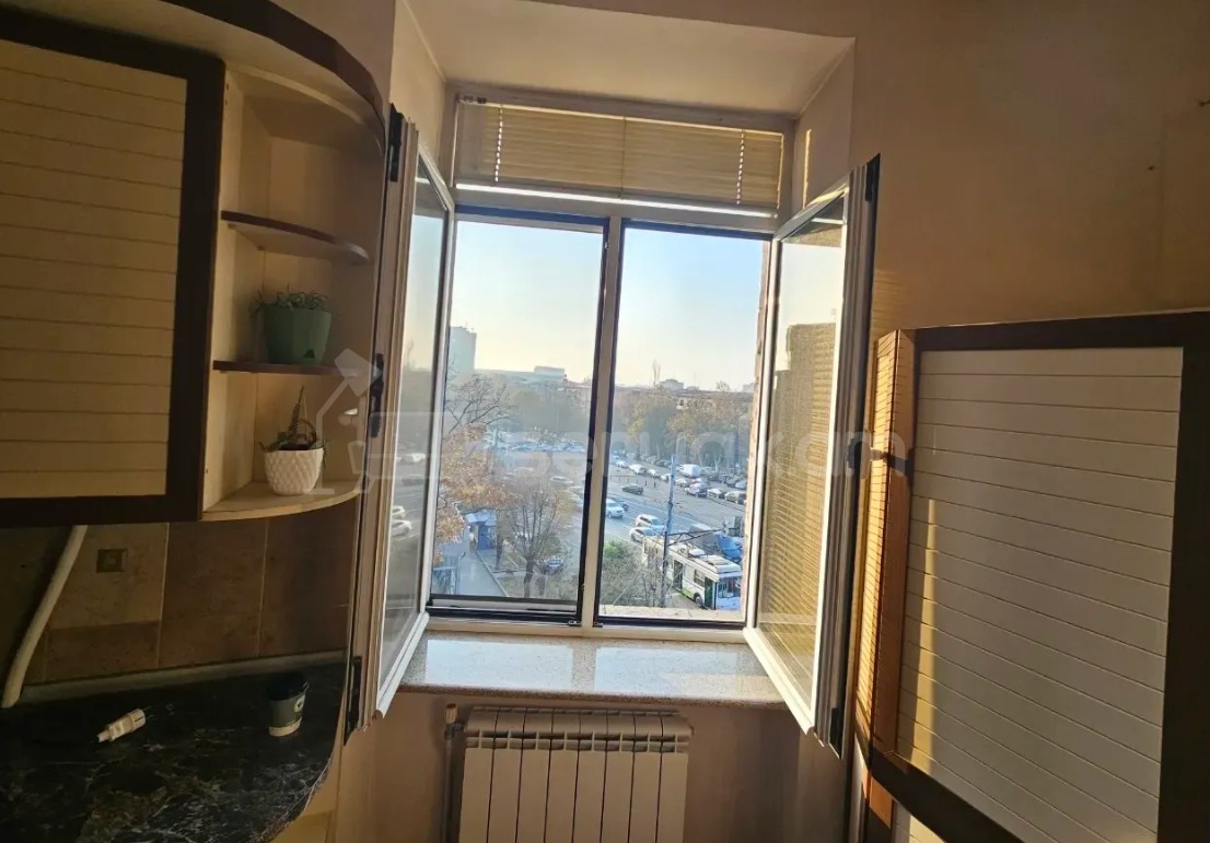 2 Սենյականոց Բնակարան Քարե Շենքում, 67քմ, 4/5 հարկ, Կապիտալ Վերանորոգված