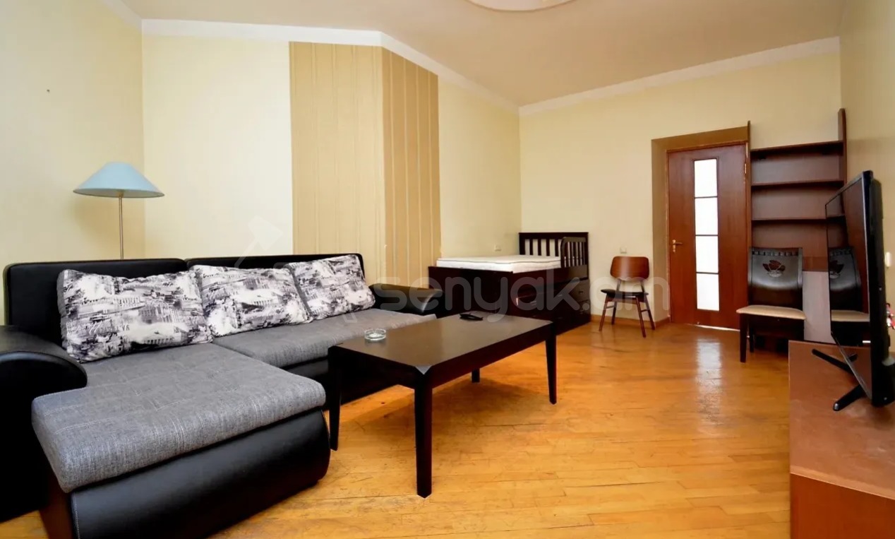 2 Սենյականոց Բնակարան Քարե Շենքում, 67քմ, 4/5 հարկ, Կապիտալ Վերանորոգված