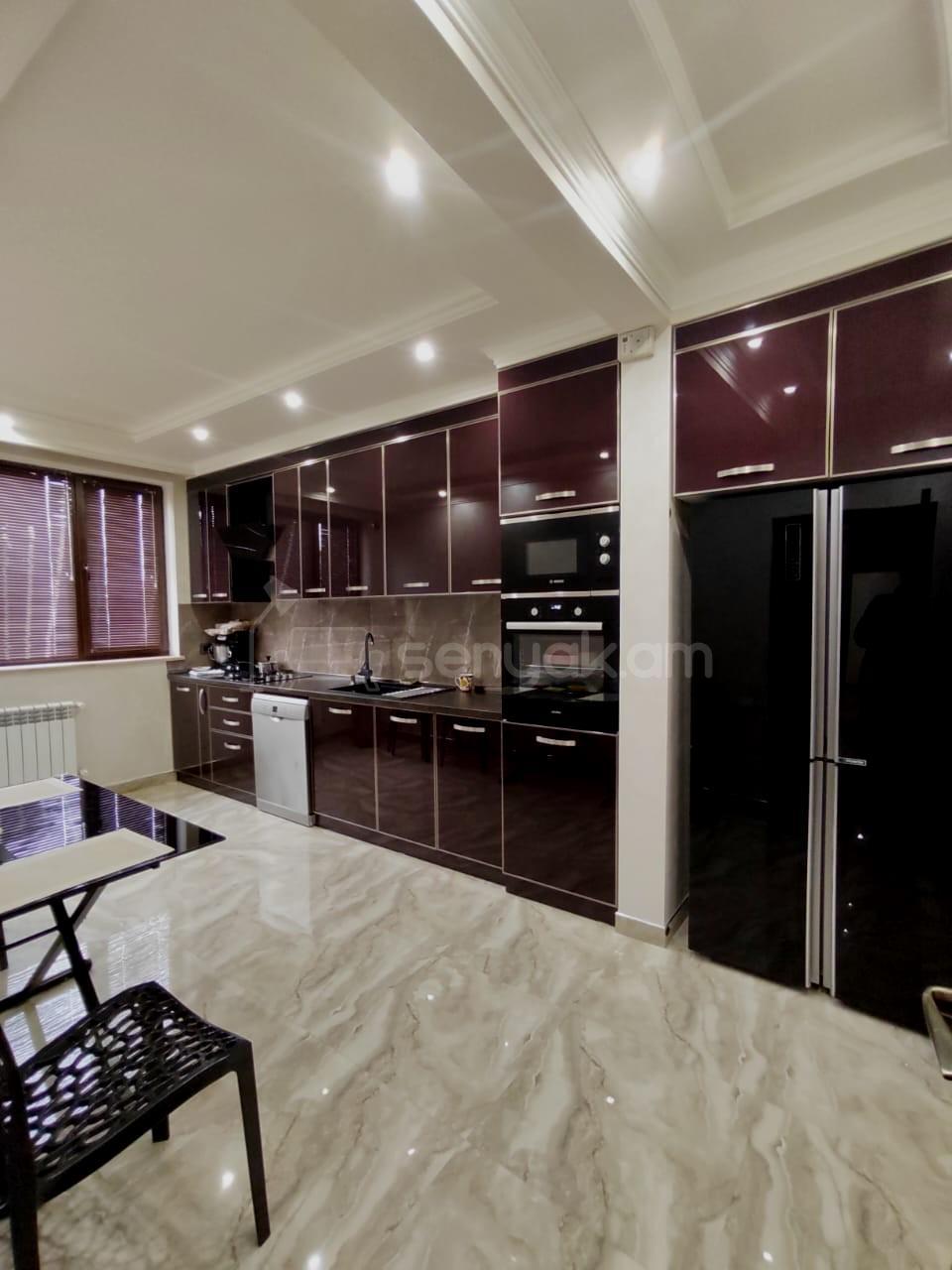 4 Սենյականոց Բնակարան Քարե Շենքում, 123քմ, 3/5 հարկ, Դիզայներական Վերանորոգված