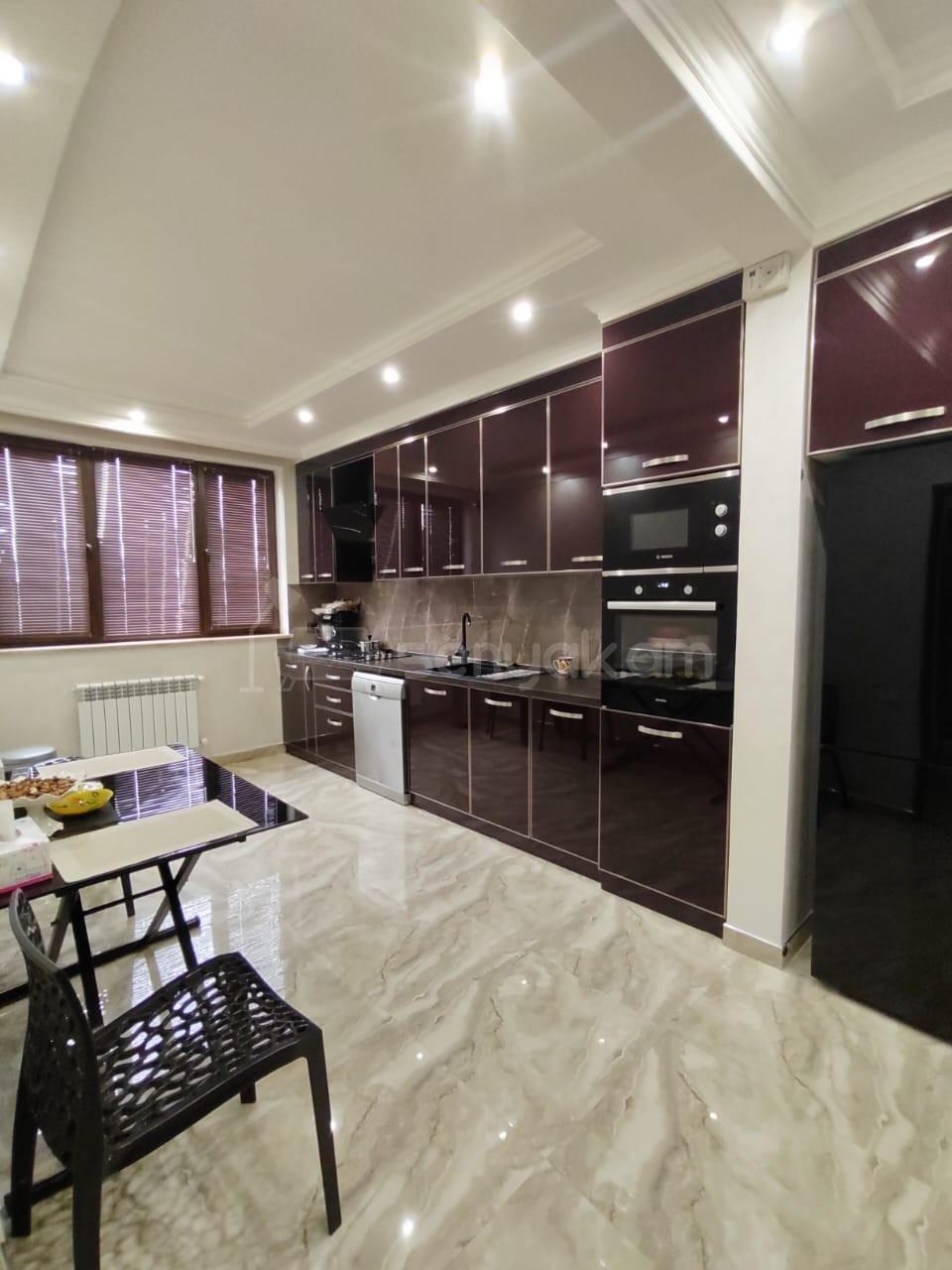 4 Սենյականոց Բնակարան Քարե Շենքում, 123քմ, 3/5 հարկ, Դիզայներական Վերանորոգված