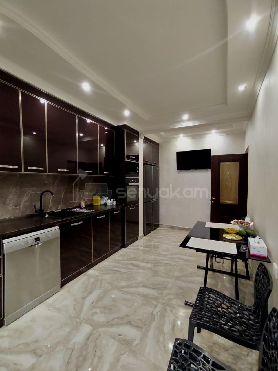 4 Սենյականոց Բնակարան Քարե Շենքում, 123քմ, 3/5 հարկ, Դիզայներական Վերանորոգված