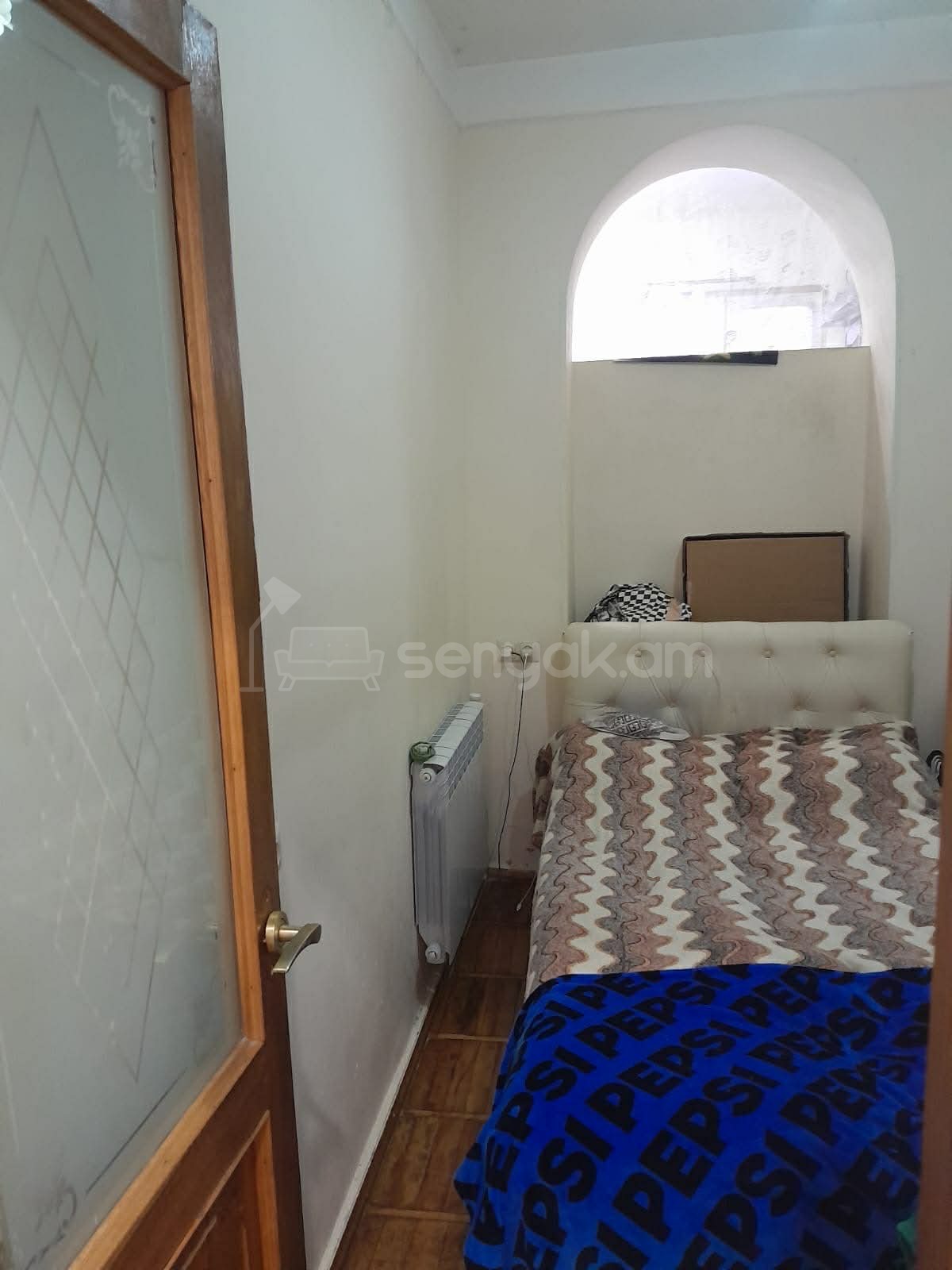 2 Սենյականոց Բնակարան Քարե Շենքում, 35քմ, 1/4 հարկ, Նորմալ Վիճակում, Կահավորված