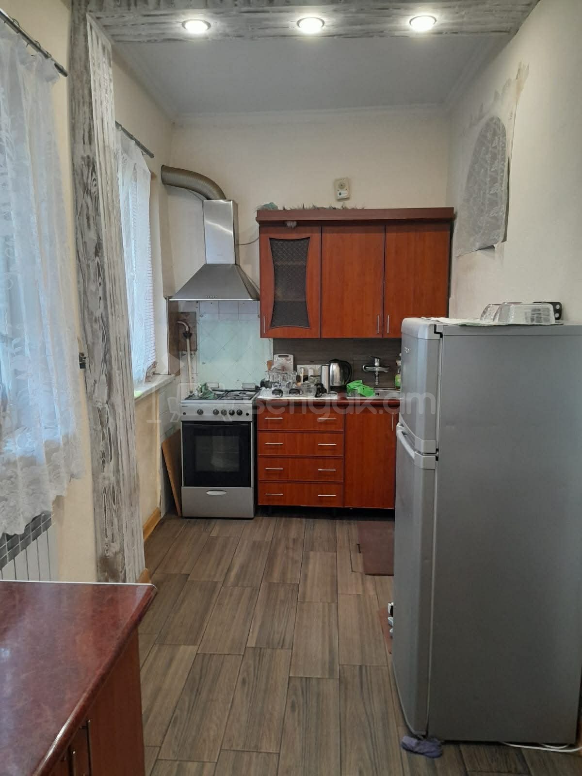 2 Սենյականոց Բնակարան Քարե Շենքում, 35քմ, 1/4 հարկ, Նորմալ Վիճակում, Կահավորված