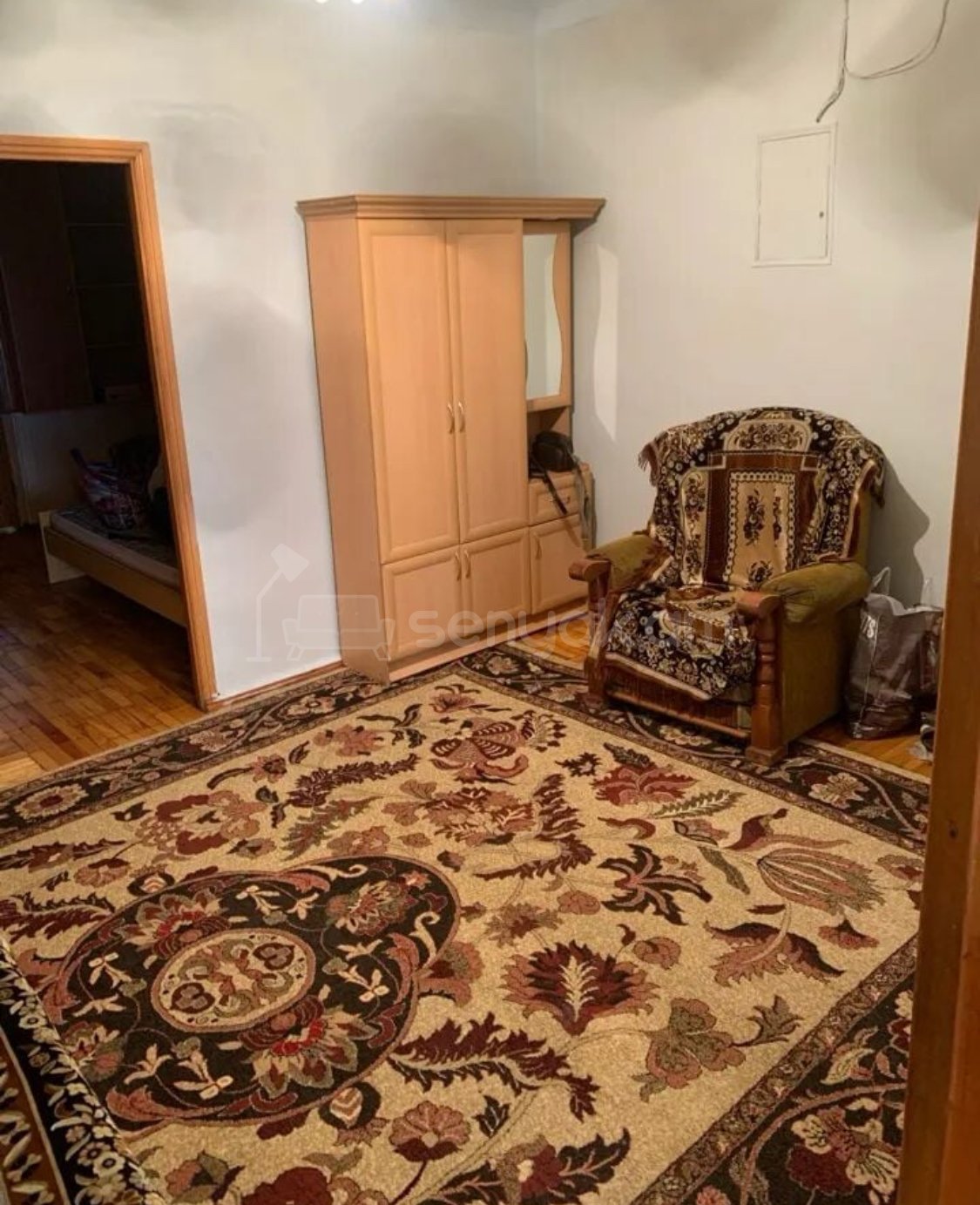 5 Սենյականոց Բնակարան Քարե Շենքում, 90քմ, 3/5 հարկ, Նորմալ Վիճակում, Կահավորված