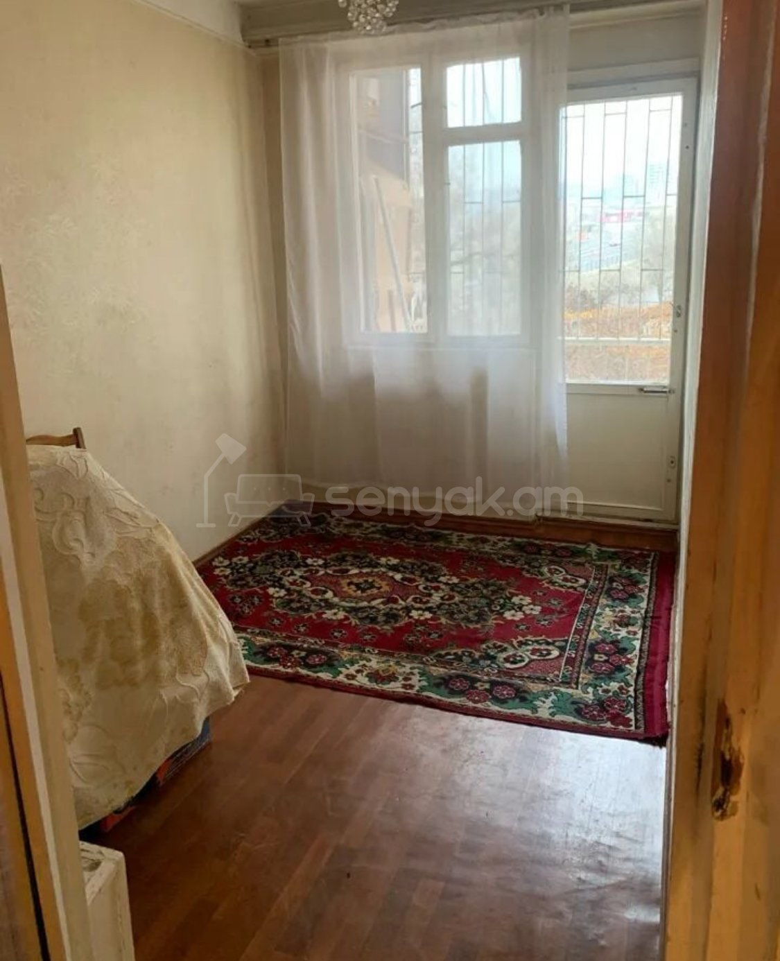 5 Սենյականոց Բնակարան Քարե Շենքում, 90քմ, 3/5 հարկ, Նորմալ Վիճակում, Կահավորված