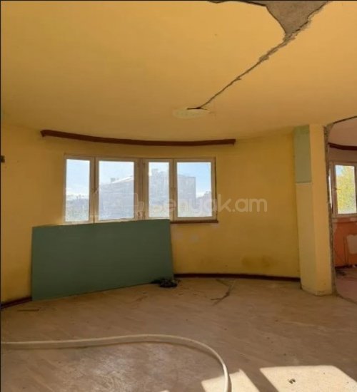 4 Սենյականոց Բնակարան Քարե Շենքում, 160քմ, 2/3 հարկ, Զրոյական Վիճակում