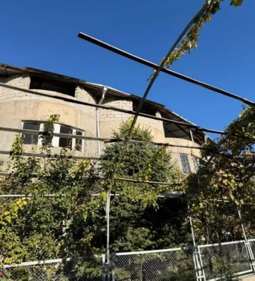 4 Սենյականոց Բնակարան Քարե Շենքում, 160քմ, 2/3 հարկ, Զրոյական Վիճակում