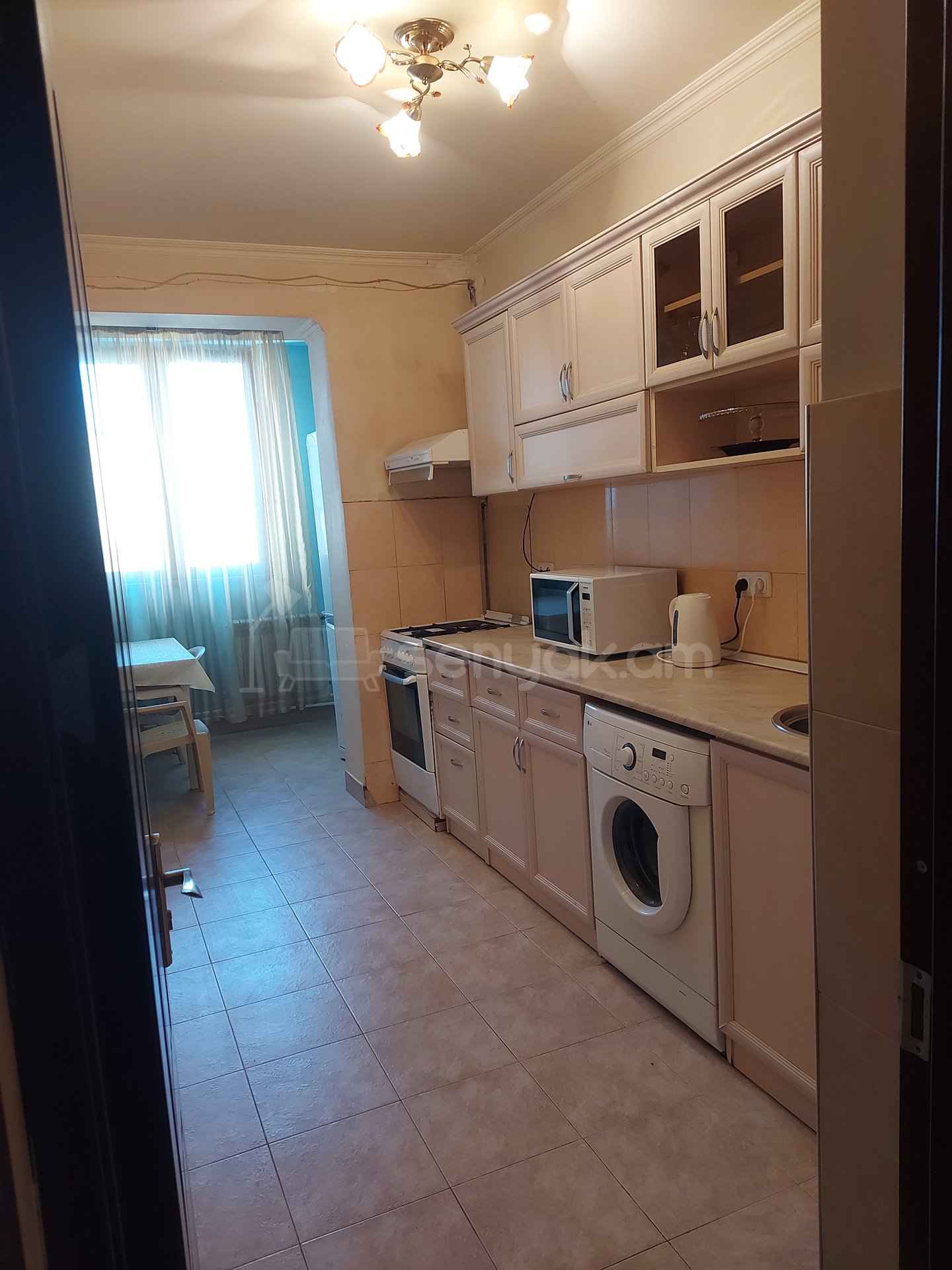 3 Սենյականոց Բնակարան, 70քմ, 6/9 հարկ, Նորմալ Վիճակում