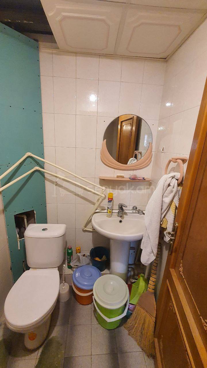 2 Սենյականոց Բնակարան Քարե Շենքում, 70քմ, 5/6 հարկ, Նորմալ Վիճակում, Կահավորված, Արևկող