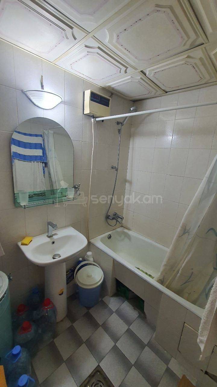 2 Սենյականոց Բնակարան Քարե Շենքում, 70քմ, 5/6 հարկ, Նորմալ Վիճակում, Կահավորված, Արևկող