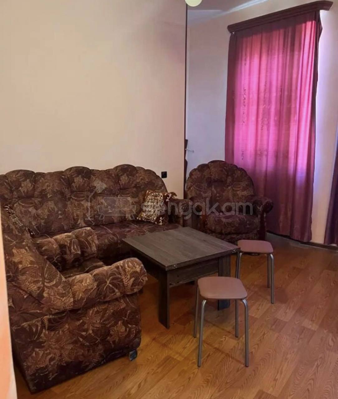 2 Սենյականոց Բնակարան Քարե Շենքում, 40քմ, 3/5 հարկ, Նորմալ Վիճակում, Կահավորված