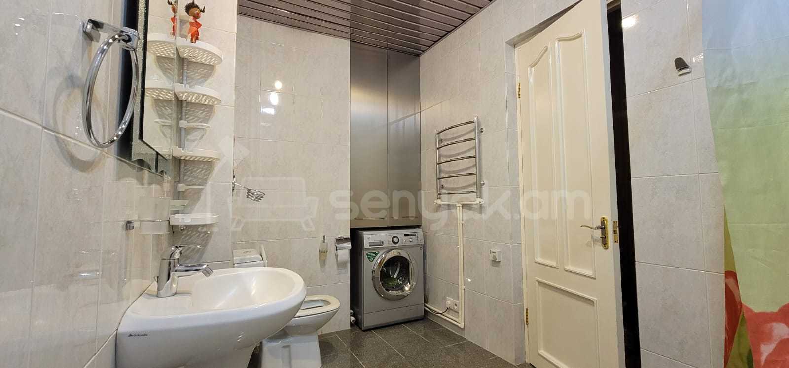 2 Սենյականոց Բնակարան Քարե Շենքում, 85քմ, 2/5 հարկ, Դիզայներական Վերանորոգված, Կահավորված, Արևկող