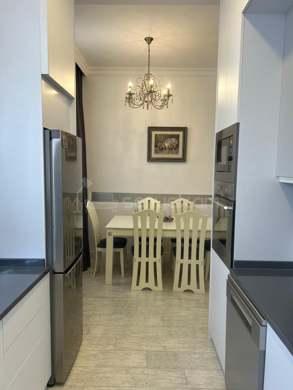 3 Սենյականոց Բնակարան Քարե Շենքում, 86քմ, 4/6 հարկ, Դիզայներական Վերանորոգված, Կահավորված