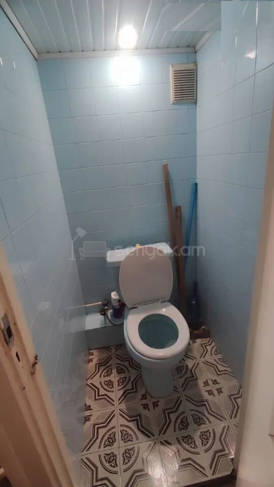 2 Սենյականոց Բնակարան Քարե Շենքում, 45քմ, 2/5 հարկ, Նորմալ Վիճակում