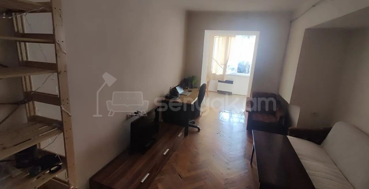 1 Սենյականոց Բնակարան Քարե Շենքում, 45քմ, 2/5 հարկ, Նորմալ Վիճակում