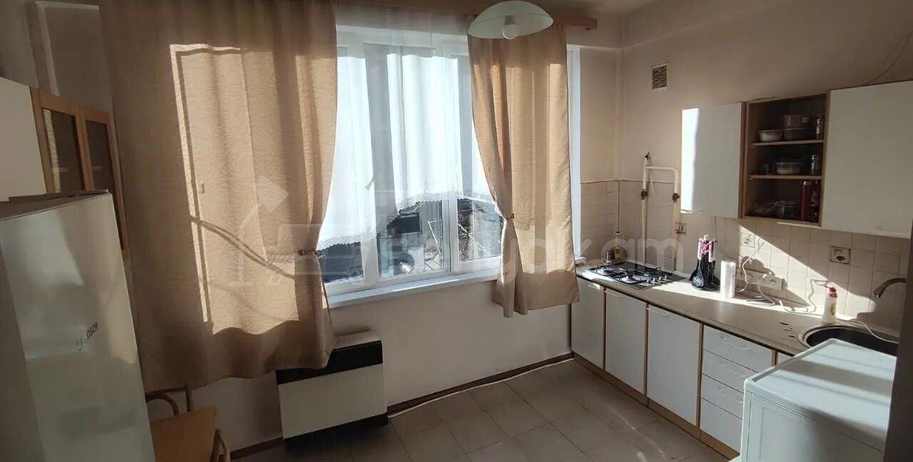 1 Սենյականոց Բնակարան Քարե Շենքում, 45քմ, 2/5 հարկ, Նորմալ Վիճակում