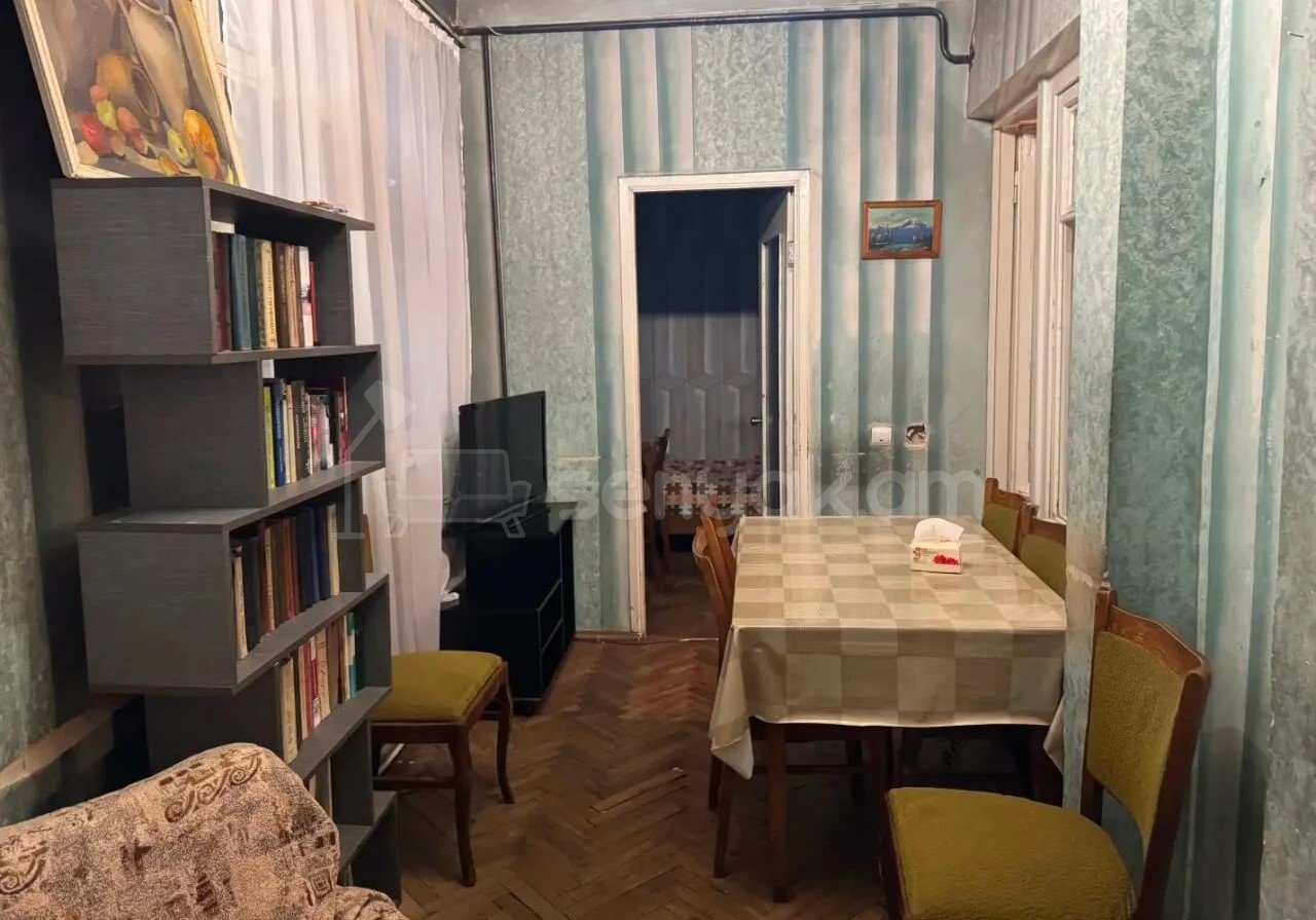 3 Սենյականոց Բնակարան Քարե Շենքում, 70քմ, 5/5 հարկ, Նորմալ Վիճակում