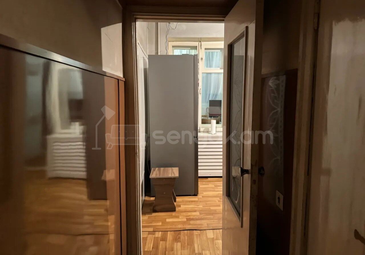 3 Սենյականոց Բնակարան Քարե Շենքում, 70քմ, 5/5 հարկ, Նորմալ Վիճակում