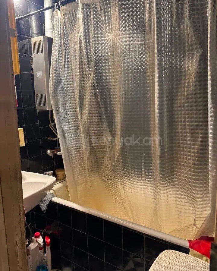 3 Սենյականոց Բնակարան Քարե Շենքում, 70քմ, 5/5 հարկ, Նորմալ Վիճակում