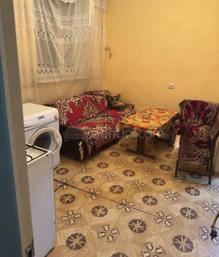 1 Սենյականոց Բնակարան Քարե Շենքում, 42քմ, 1/1 հարկ, Նորմալ Վիճակում, Կահավորված, Արևկող