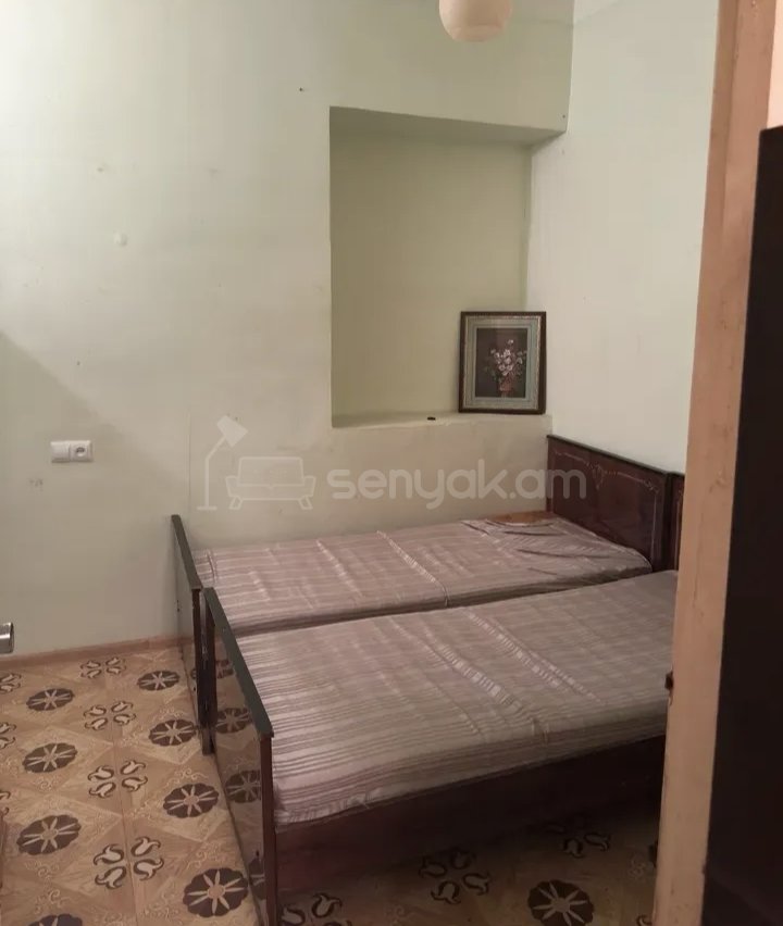 1 Սենյականոց Բնակարան Քարե Շենքում, 42քմ, 1/1 հարկ, Նորմալ Վիճակում, Կահավորված, Արևկող