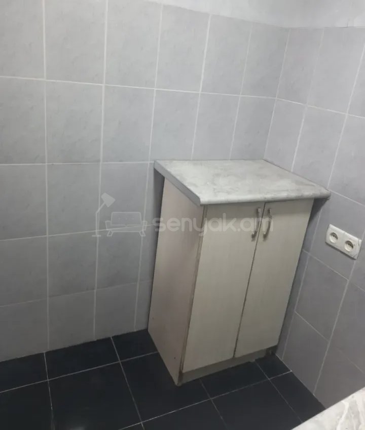 1 Սենյականոց Բնակարան Քարե Շենքում, 35քմ, 1/1 հարկ, Նորմալ Վիճակում, Կահավորված