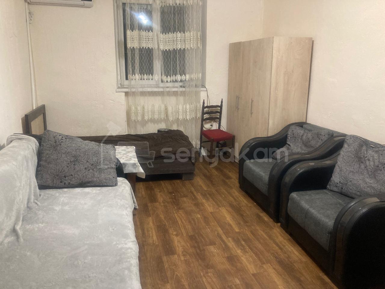 1 Սենյականոց Բնակարան Քարե Շենքում, 40քմ, 3/5 հարկ, Նորմալ Վիճակում, Կահավորված