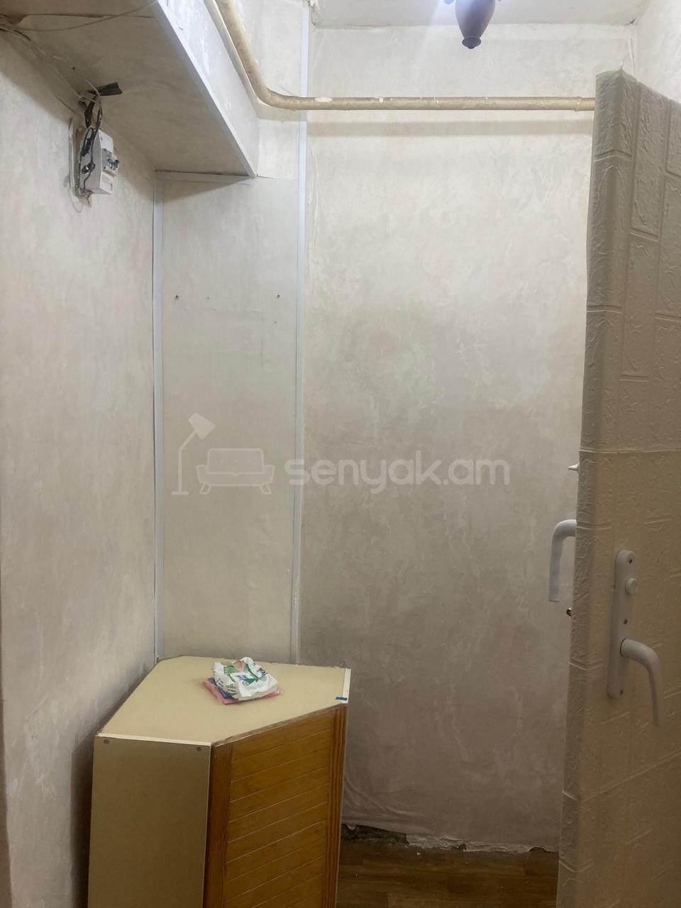 1 Սենյականոց Բնակարան Քարե Շենքում, 40քմ, 3/5 հարկ, Նորմալ Վիճակում, Կահավորված