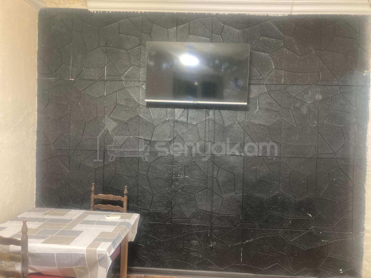 1 Սենյականոց Բնակարան Քարե Շենքում, 40քմ, 3/5 հարկ, Նորմալ Վիճակում, Կահավորված