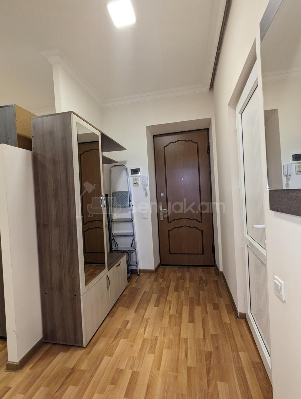 1 Սենյականոց Բնակարան Քարե Շենքում, 41քմ, 4/5 հարկ, Դիզայներական Վերանորոգված, Կահավորված, Արևկող