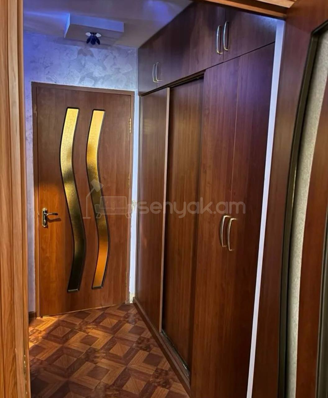 4 Սենյականոց Բնակարան Քարե Շենքում, 100քմ, 4/5 հարկ, Կապիտալ Վերանորոգված