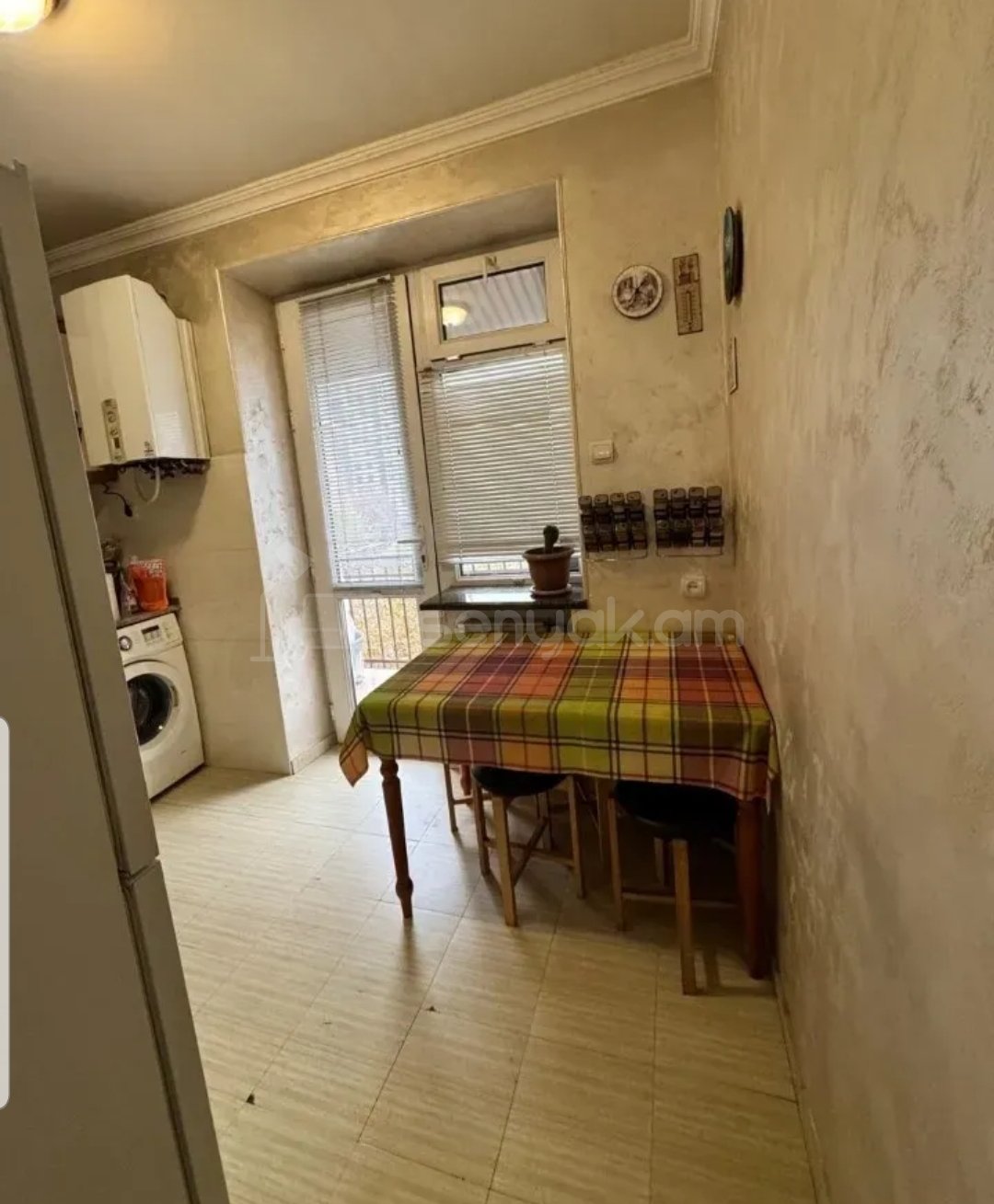 3 Սենյականոց Բնակարան Քարե Շենքում, 75քմ, 5/5 հարկ, Կապիտալ Վերանորոգված