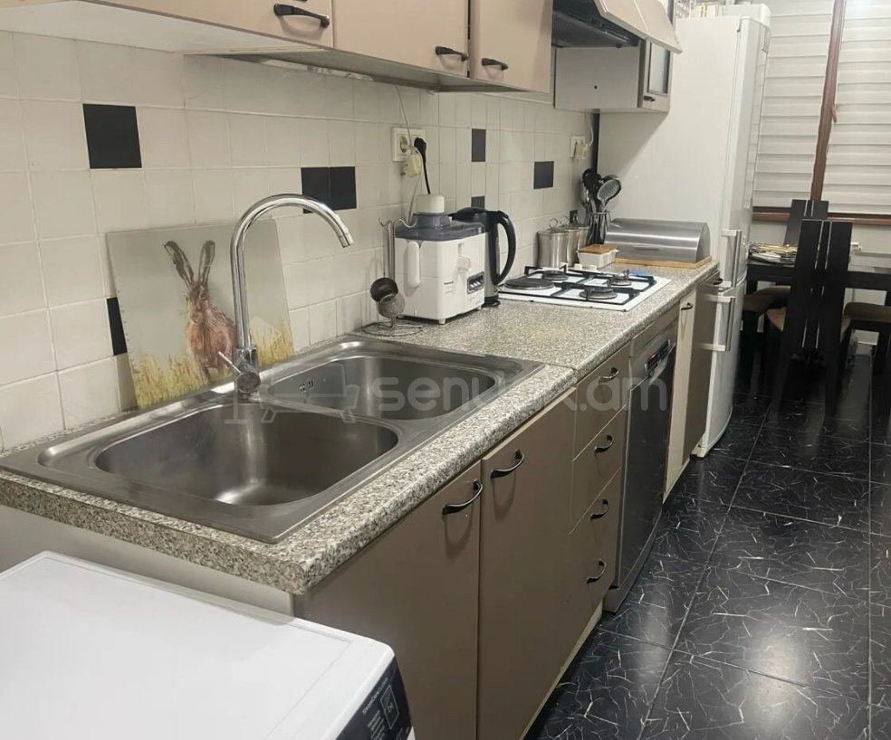 3 Սենյականոց Բնակարան Քարե Շենքում, 80քմ, 2/5 հարկ, Կապիտալ Վերանորոգված